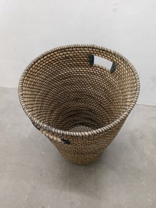 Cesto de mimbre para la ropa. IKEA