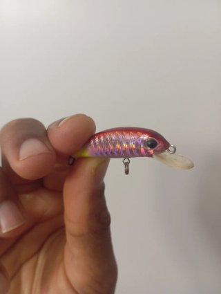 Señuelo de pesca púrpura y verde.  Marca : palms