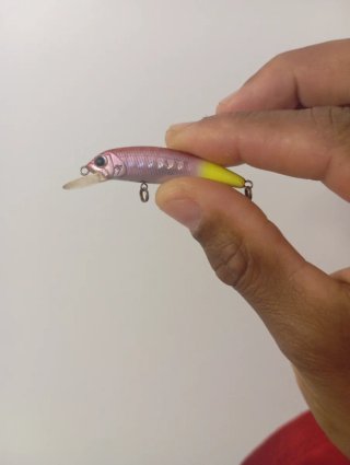 Señuelo de pesca púrpura y verde.  Marca : palms