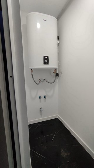 Fontanero. Termo eléctrico. Fontanería.