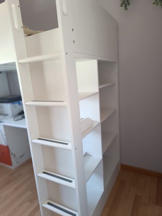Cama litera con escritorio y estanterías