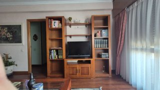 Mueble de salón de madera.