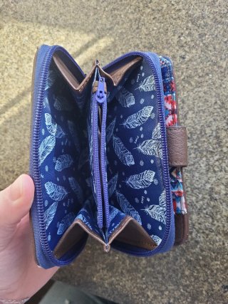Cartera de mezclilla con diseño paisley