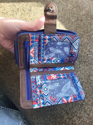 Cartera de mezclilla con diseño paisley