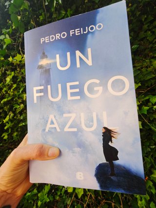 Un fuego azul / A Blue Fire (Spanish Edition)