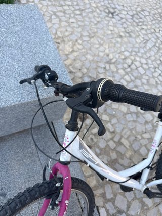 Bicicleta infantil blanca y rosa