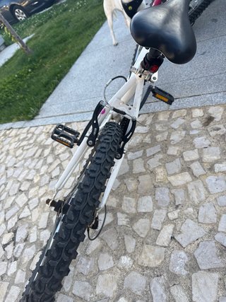Bicicleta infantil blanca y rosa