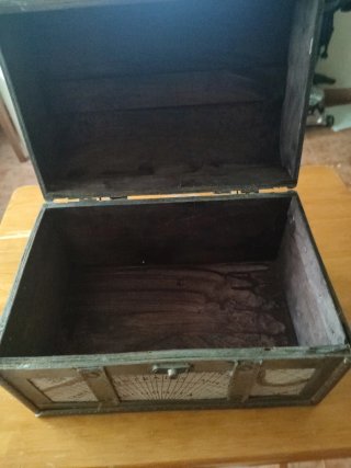 Baúl decorativo sobre mesa