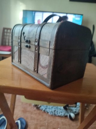 Baúl decorativo sobre mesa