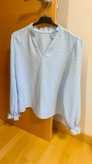 Blusa azul claro con volantes