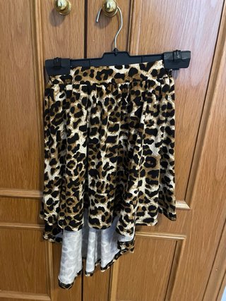Conjunto top negro y falda leopardo
