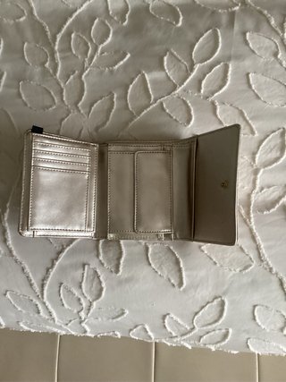 Cartera monedero Guess beige y dorada