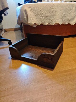 Cama artesanal para perro de madera
