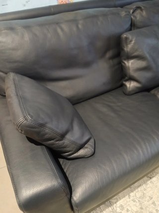 Sofá de Piel Negro y 2 Butacas de piel a juego.