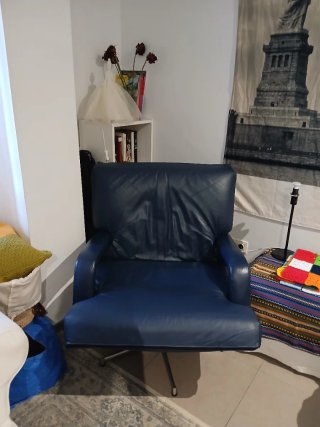 Sofá de Piel Negro y 2 Butacas de piel a juego.