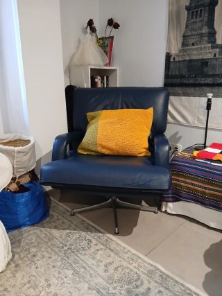 Sofá de Piel Negro y 2 Butacas de piel a juego.