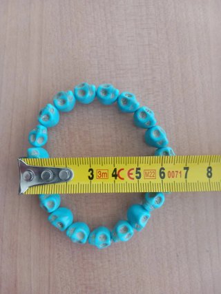 Pulsera elastica con adornos de calaveras