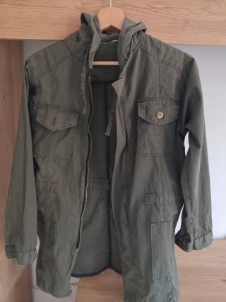 Chaqueta militar verde con capucha