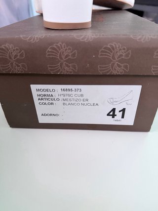 Zapatos de tacón de lujo blancos