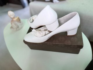 Zapatos de tacón de lujo blancos
