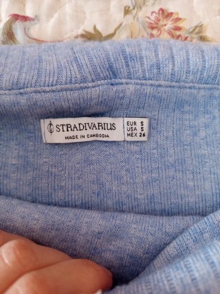 Top azul hombros descubiertos