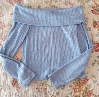 Top azul hombros descubiertos