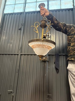 Lámpara de techo dorada y blanca