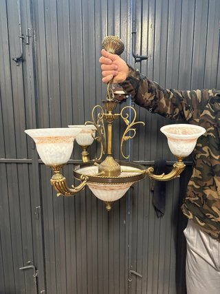 Lámpara de techo dorada y blanca