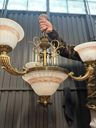 Lámpara de techo dorada y blanca