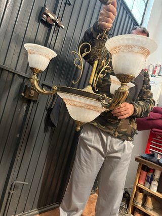 Lámpara de techo dorada y blanca