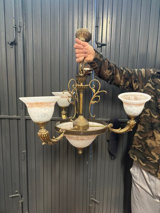 Lámpara de techo dorada y blanca