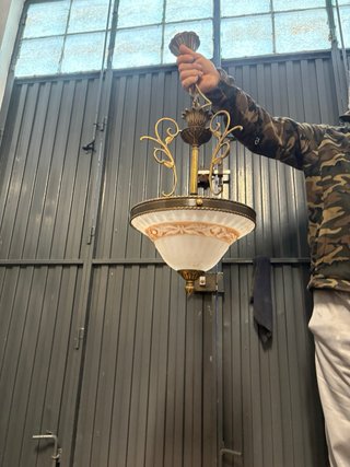 Lámpara de techo dorada y blanca