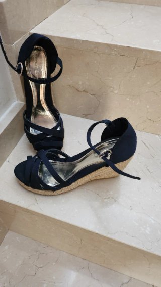 Sandalias esparto cuña azules.