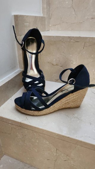 Sandalias esparto cuña azules.