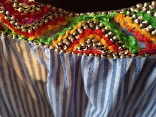 Vestido de verano con rayas y bordado