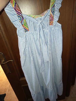 Vestido de verano con rayas y bordado