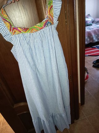 Vestido de verano con rayas y bordado