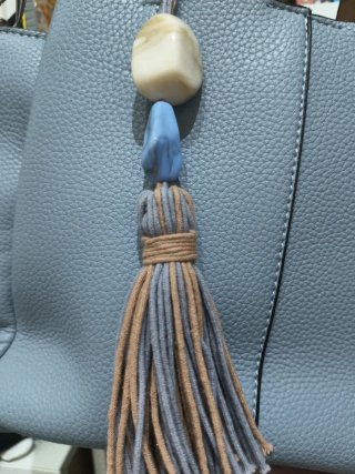 Bolso azul y beige con detalle de borla