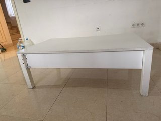 Mesa baja blanca de madera
