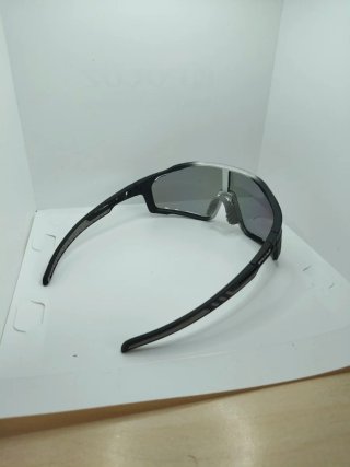 Gafas de sol deportivas grises y moradas
