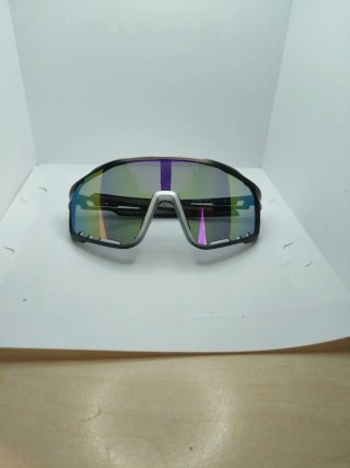 Gafas de sol deportivas grises y moradas