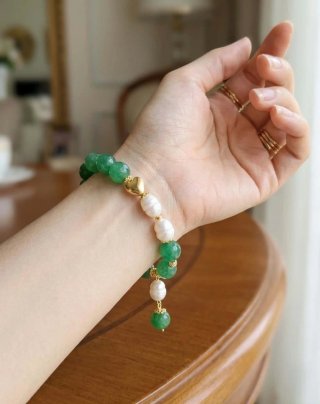 Pulseira de Pérolas e Jade Dourada