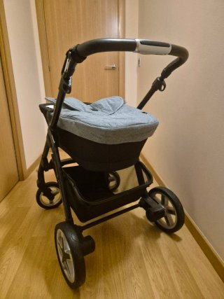 Carrito de bebé con capazo y saco gris