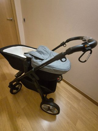 Carrito de bebé con capazo y saco gris
