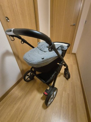 Carrito de bebé con capazo y saco gris