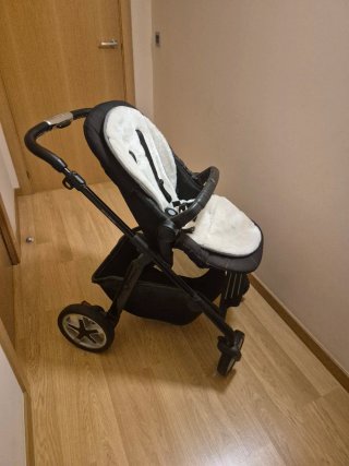 Carrito de bebé con capazo y saco gris