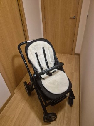 Carrito de bebé con capazo y saco gris