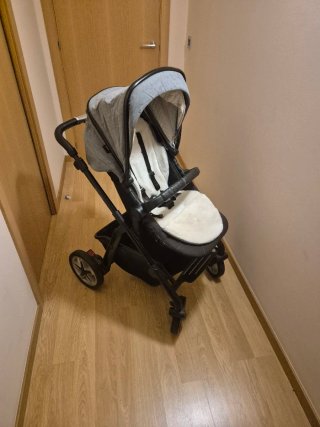 Carrito de bebé con capazo y saco gris