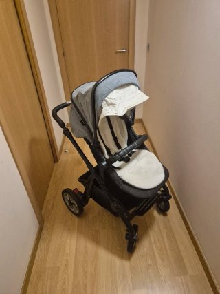 Carrito de bebé con capazo y saco gris