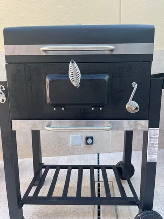 Barbacoa de carbón negra y plateada